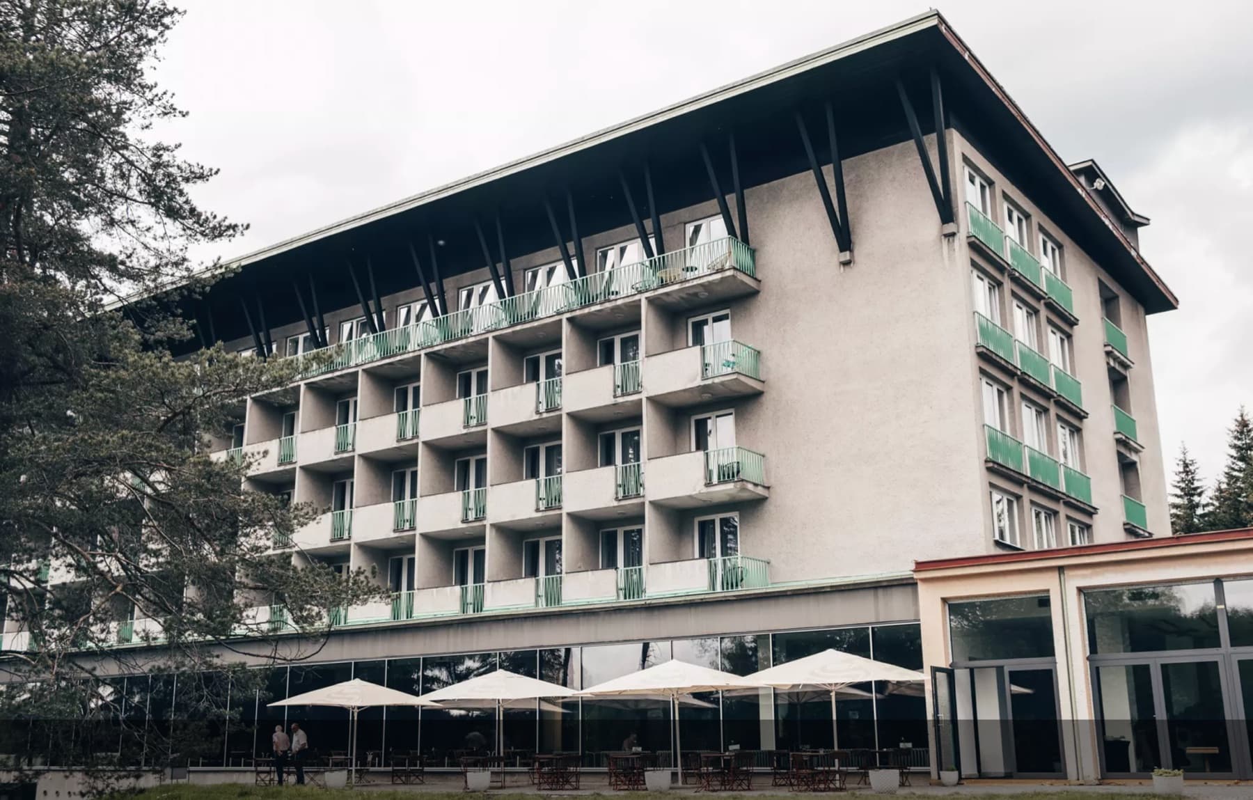 Hotel Medlov – budova a terasa